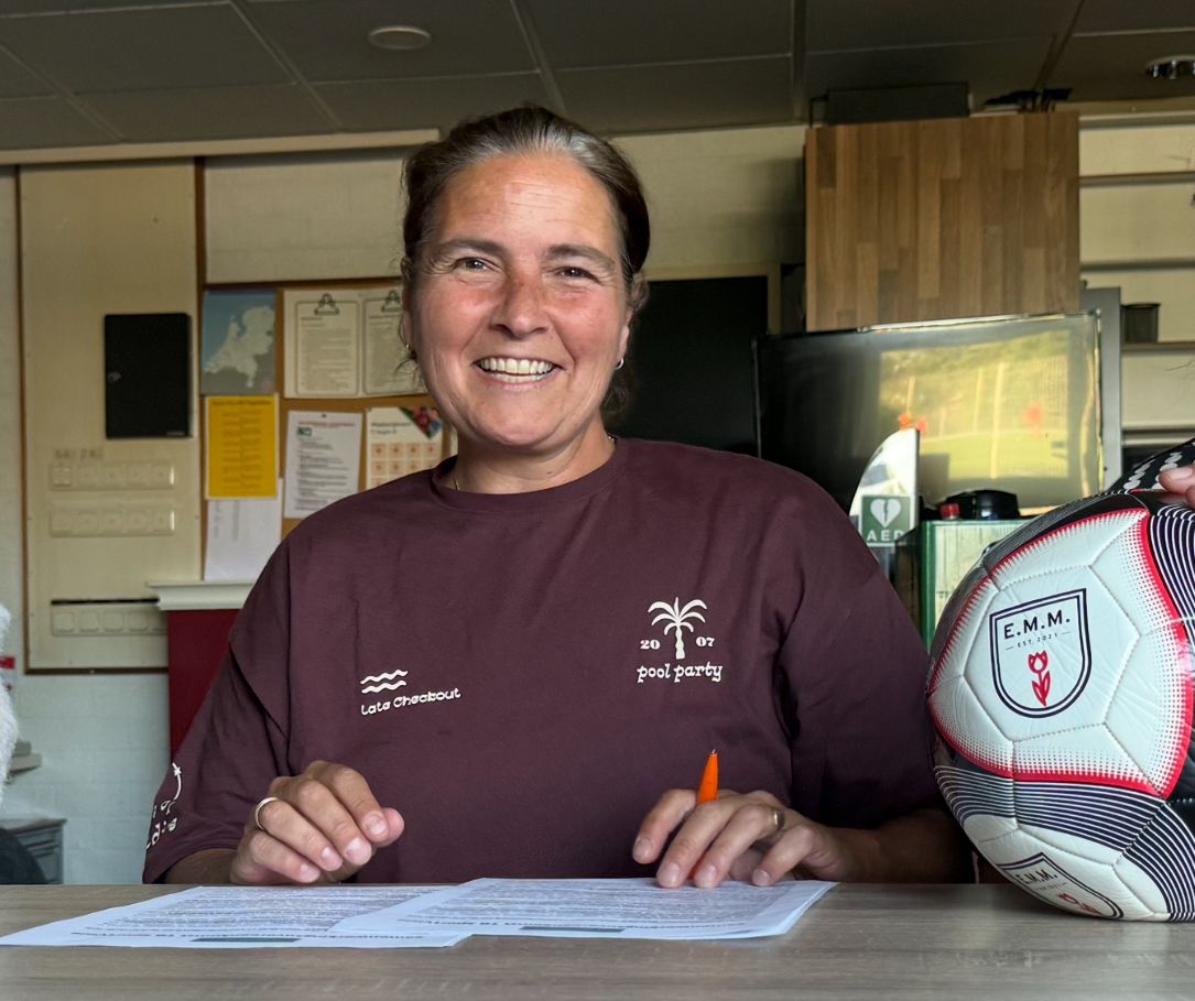 Ook in het komende seizoen blijft Tosca verbonden aan EMM ’21 als hoofdtrainer van de meidenafdeling