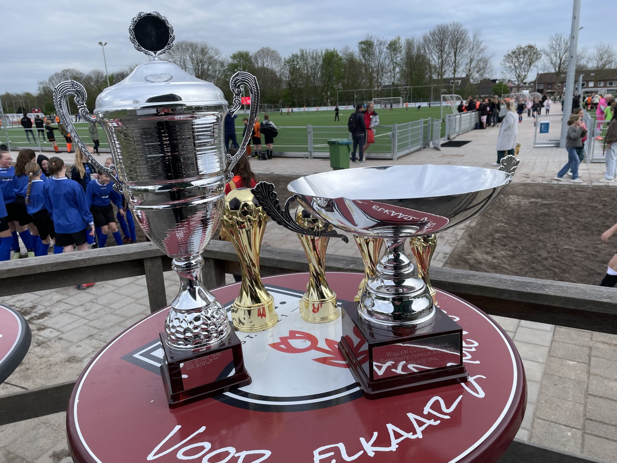 Wie begeleid de kampioenen bij het komende schoolvoetbaltoernooi